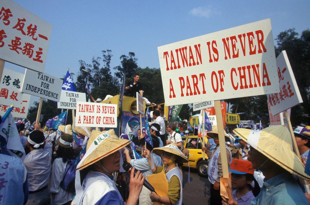 TAIPEI, TAIWAN - MARCH: Demonstrations pro- independence in Taipei during the elections, March 1996. (Photo by Chip HIRES/Gamma-Rapho via Getty Images)